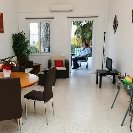 Adamos شقة